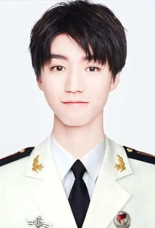 [tfboys][分享]171009 王俊凯军装照四连击!兵哥哥的制服诱惑
