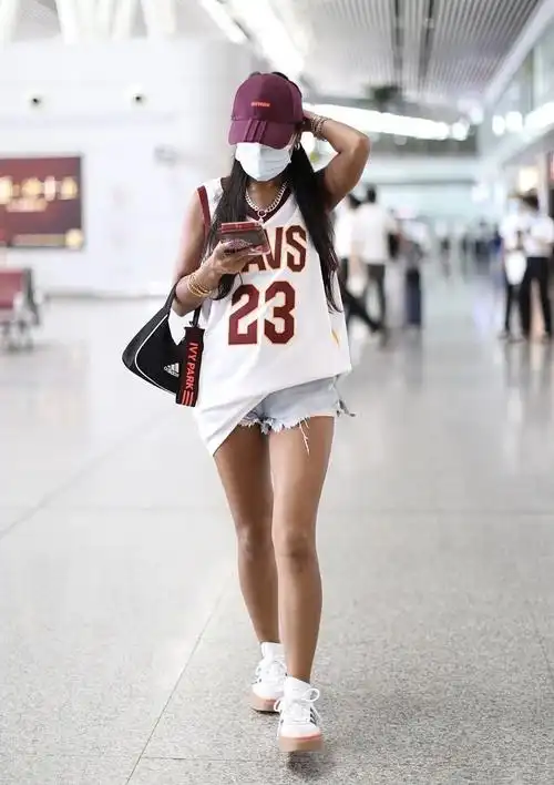 32岁吉克隽逸高调走机场穿23号球衣搭牛仔短裤这腿太抢镜了