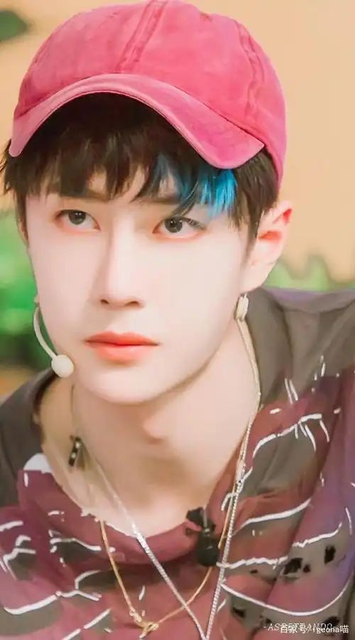 王一博:粉红色的憨憨啵崽,水灵灵桃子味的心动感!你好甜啊崽!