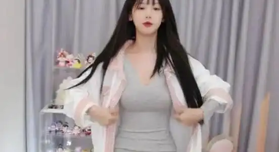 游戏女主播尝试熊熊蹭树挑战水友尖叫不如呆妹