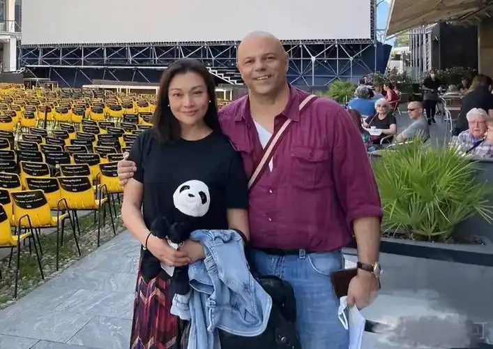 史可跟老公旅游合影,都老了但都真实,老公光头满面春风她皱纹横生似