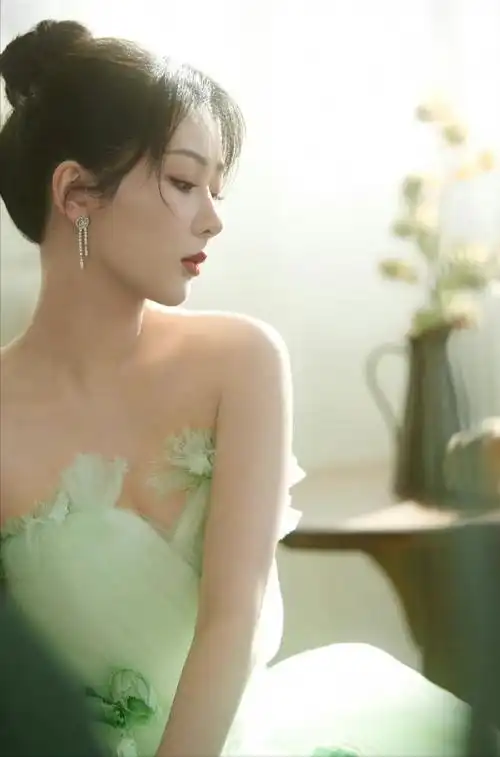 杨紫晒剧组美照,童心未泯甜美歪头杀,范丞丞也是个搞笑的人