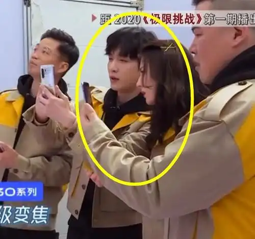 张艺兴凑近看热巴手机,两人互动亲密不"避嫌",这波糖我先磕了