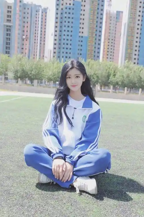 00后女生被赞"校服女神"_手机搜狐网