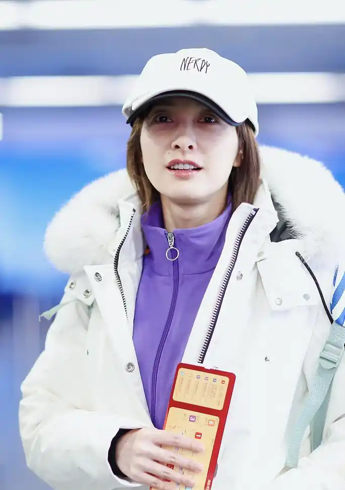 吴昕素颜现身机场,俏皮呆萌大方任拍