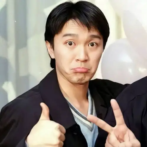 周星驰一身蓝色便装走机场棒球帽掩面脸颊消瘦无人追星显落寞