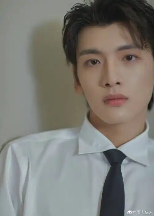 天官赐福谢怜饰演者翟潇闻最新怼脸大片