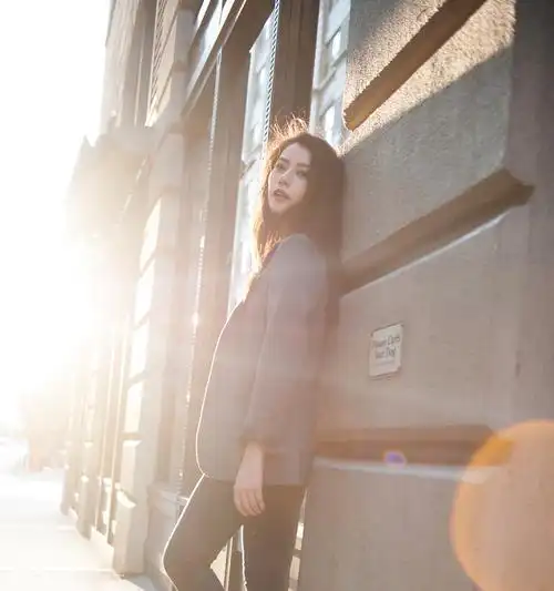 高圆圆纽约街拍照曝光,逆光街头尽显浪漫