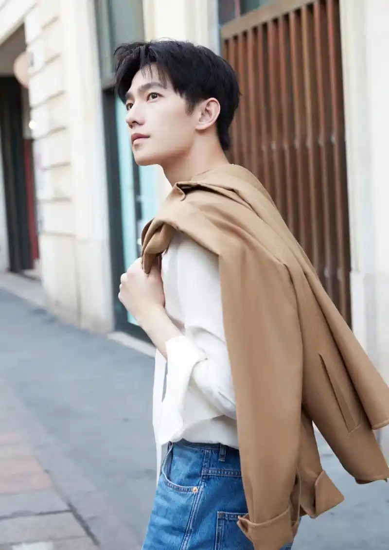 杨洋工作室分享街头帅照,十几年不变的俊朗外形,从各个角度拍摄都很上