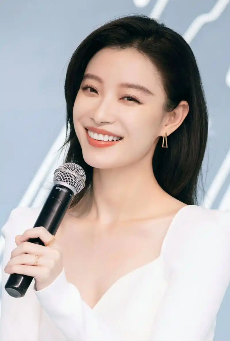 倪妮身穿低胸修身白裙出席代言活动写真美图#美女