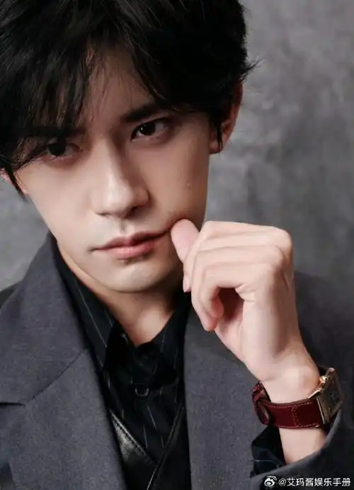 易烊千玺芭莎台下镜头