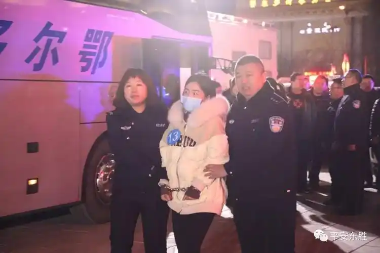 22名电信诈骗犯罪嫌疑人被押解回东胜△东胜公安局领导亲切慰问赘案