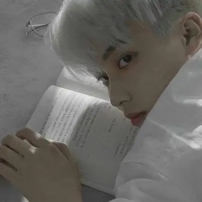 白色禁欲系男生头像高清真人同一个人套图12张