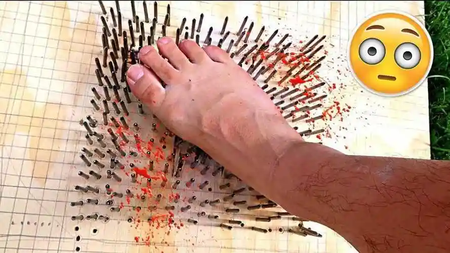 国外小伙作死系列赤脚踩在钉板上能坚持几秒结果超乎想象