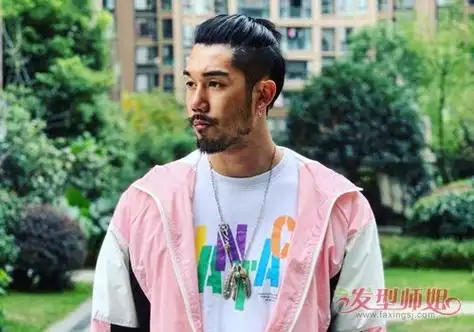 男士露额半扎马尾辫发型