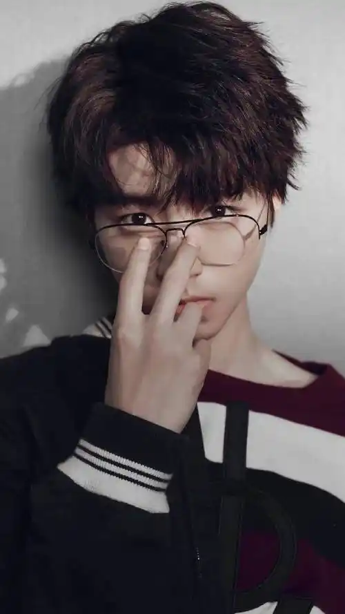 眼镜帅哥图鉴#戴眼镜的王俊凯 真的有一种不可言说的魅力王俊凯超话