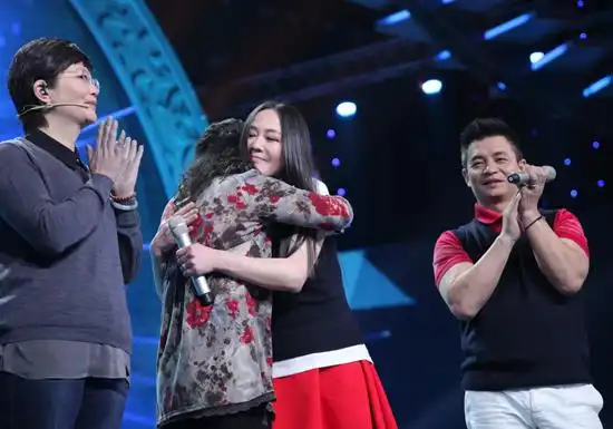 李琳做客《明星同乐会》 - 与丈夫李大双秀恩爱 - 综艺 - 正年轻网