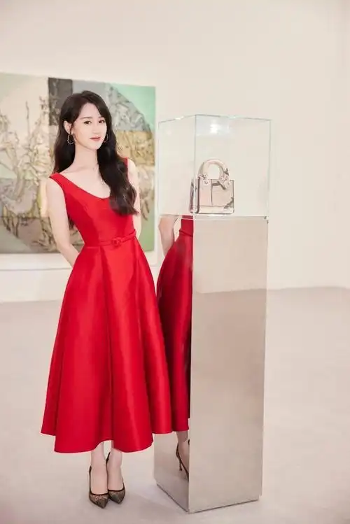 袁冰妍真是清纯系女生穿一袭红裙打扮明艳看着仍清丽脱俗