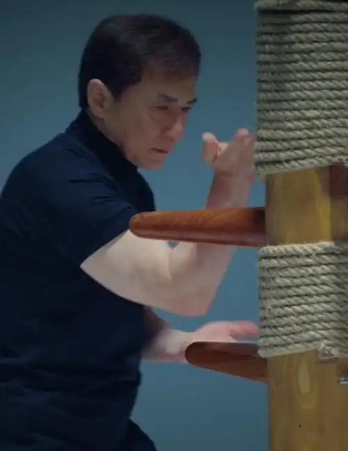 成龙身着黑色短袖,67岁的他手臂上的肌肉看起来仍然非常健硕,难怪臂力