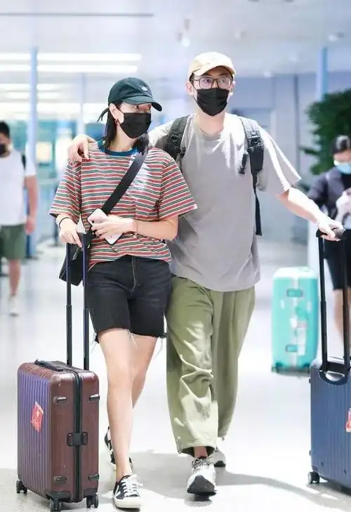 朱亚文夫妇走机场他日系风太文艺妻子穿骑行裤暴露身材缺点