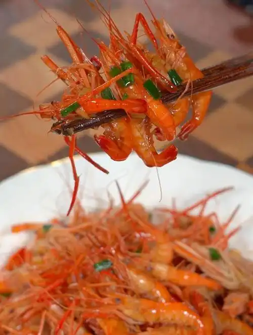 河虾不要总炒着吃了,像我这样做白灼河虾,味道鲜美,营养又好吃