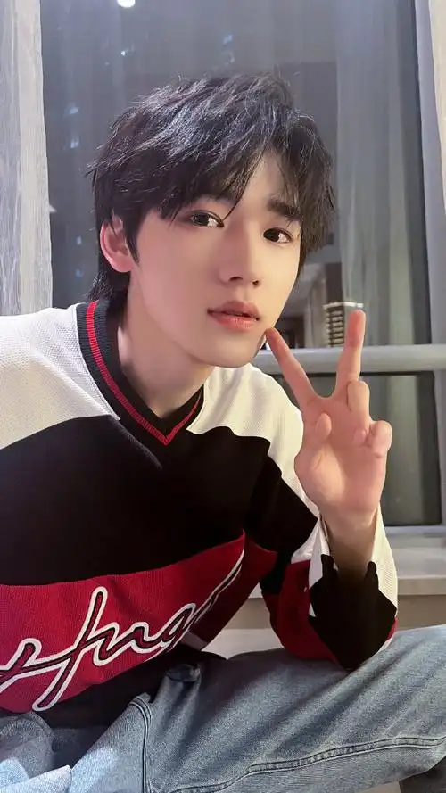 宋亚轩灰色西装背头造型##宋亚轩灰色套装背头造型##宋亚轩露额头