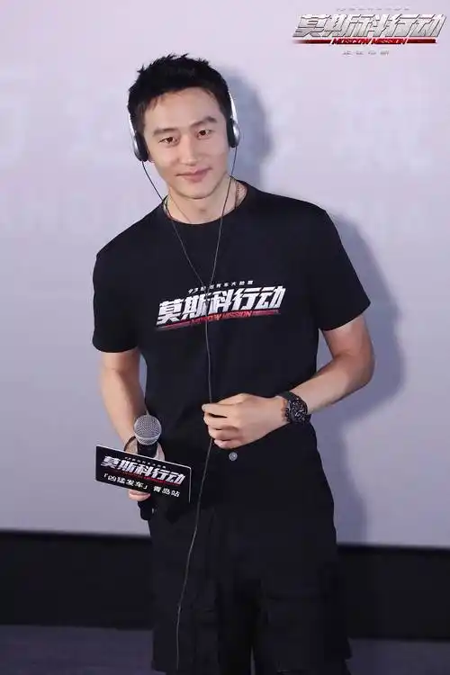 《莫斯科行动》张涵予黄轩赵炳锐重回青岛 观众:全家都爱看_电影_影片