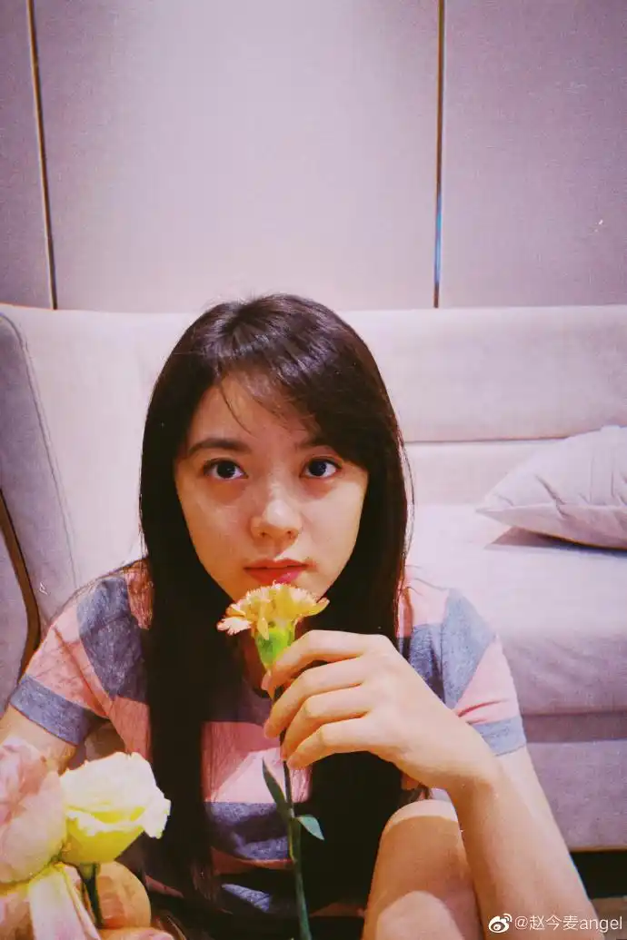 赵今麦晒小清新胶片写真长发披肩气质甜美少女感十足