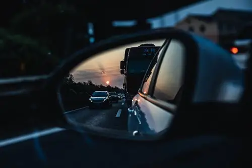 后视镜里的世界越来越远的道别