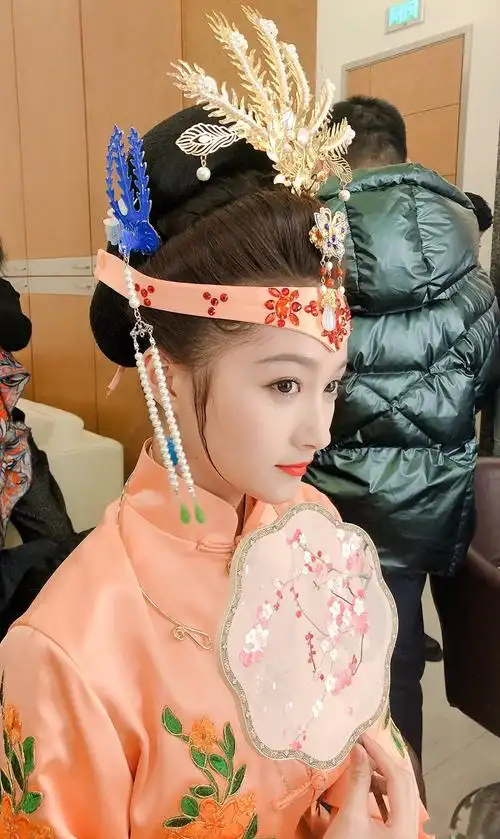 关晓彤古风图片(21岁关晓彤古装扮相太惊艳,穿古装变王熙凤,比现代装