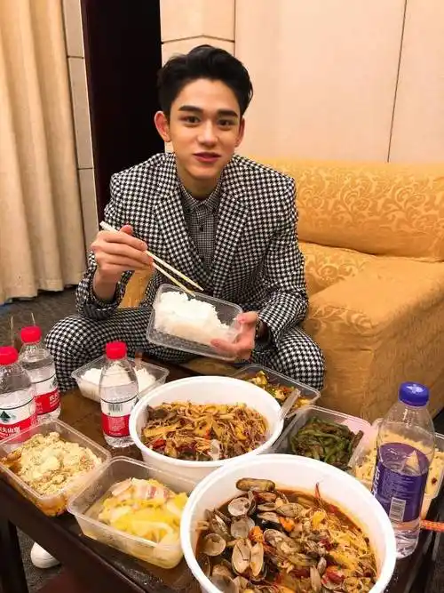 黄旭熙手写道歉信日程全部取消粉丝要求退团他该原谅吗