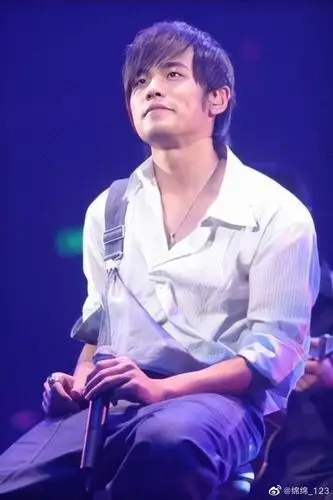 周杰伦2004年无与伦比演唱会的造型绝了,每一套都非常出彩,都非常适合