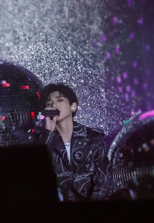 王源高调现身演唱会,白衬衫加透视感风衣,瞬间燃爆现场!