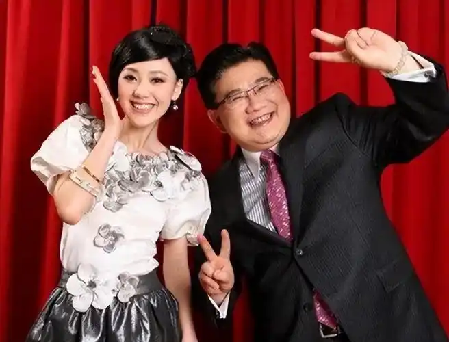 回顾主持王冠曾和曹可凡传绯闻38岁依旧单身婚姻让父母担忧