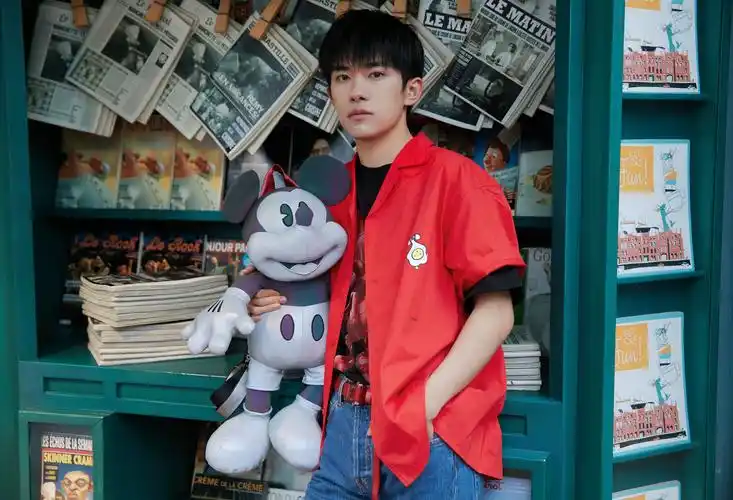 上海迪士尼携手易烊千玺推出5岁生日庆典限量合作商品