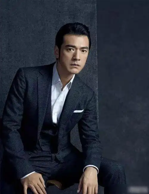 金城武的魁梧身材不用问了,别说年轻的时候了,哪怕现在都是特别出挑的