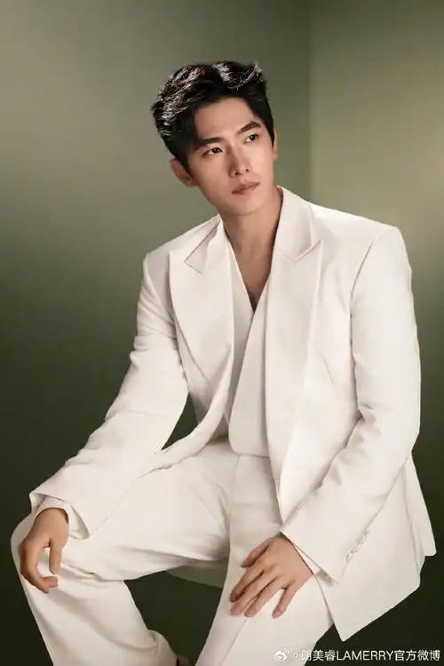 入戏星途  为不同角色多面诠释  身着 lamerry 秀款西服  演员杨洋