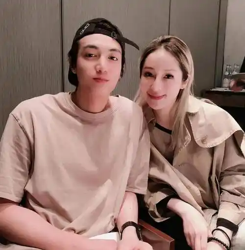 恋爱小能手萧亚轩携小16岁男友出行逛街秀恩爱互动甜掉牙