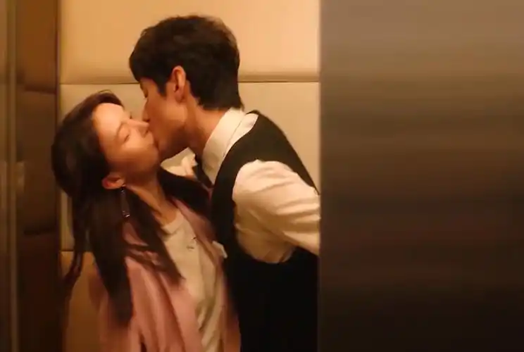 金晨#不知道和雪獒铠甲接吻是什么感觉%今晨