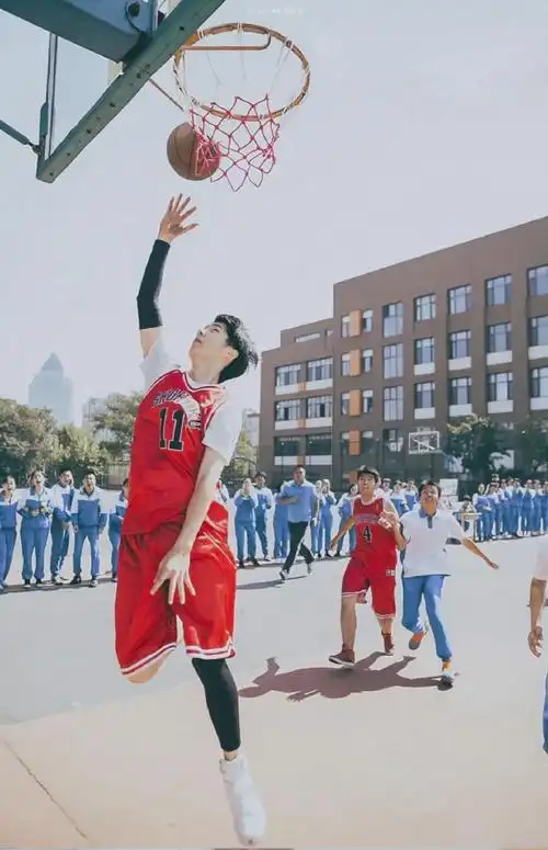 刘昊然打篮球照梦回余淮