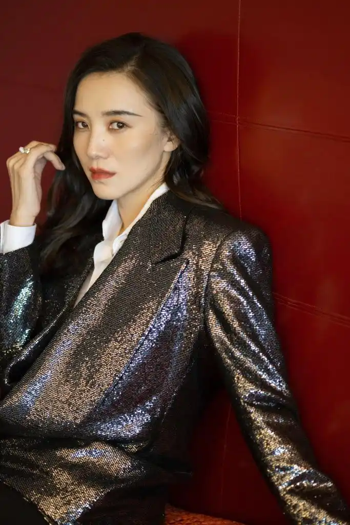 宋佳微博电影之夜红毯造型写真释出 着亮面西装英姿飒爽