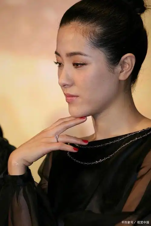 曾黎新剧口碑爆棚,她不打针不扮嫩,打了多少中年女演员的脸?