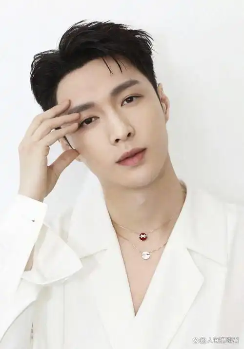 张艺兴是一位著名的中国流行乐男歌手,影视演员,音乐制作人