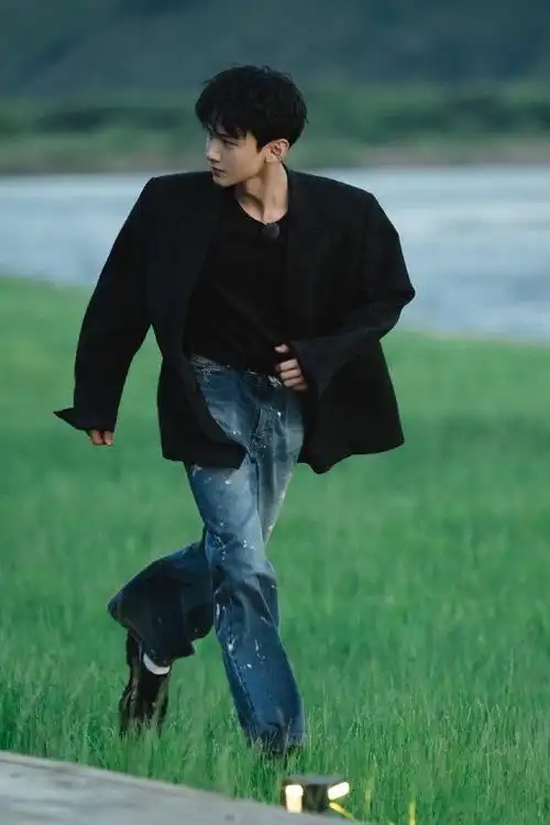 白敬亭草原穿搭 白敬亭奶狗vs狼狗|白敬亭|穿搭_新浪新闻