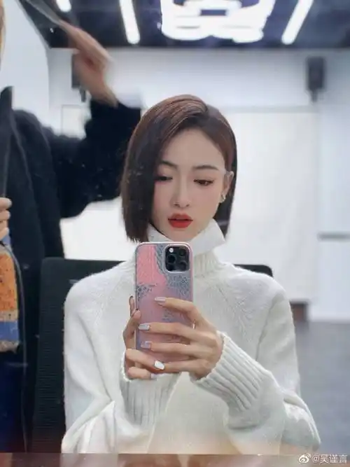 吴谨言的短发造型可甜可飒风格多变