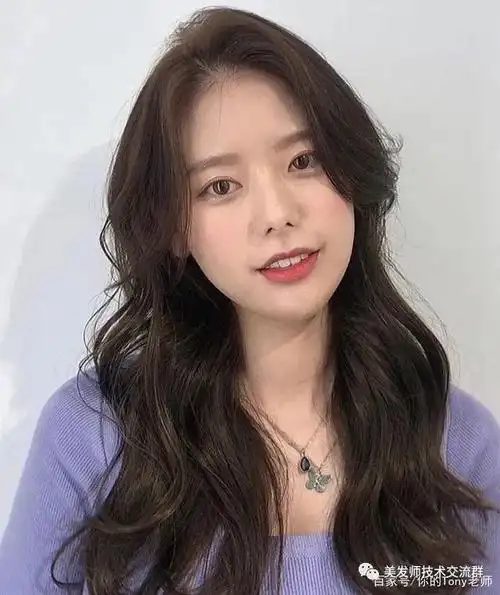 刘海的波浪微卷看起来超级性感迷人,女生的刘海属于比较轻薄的空气