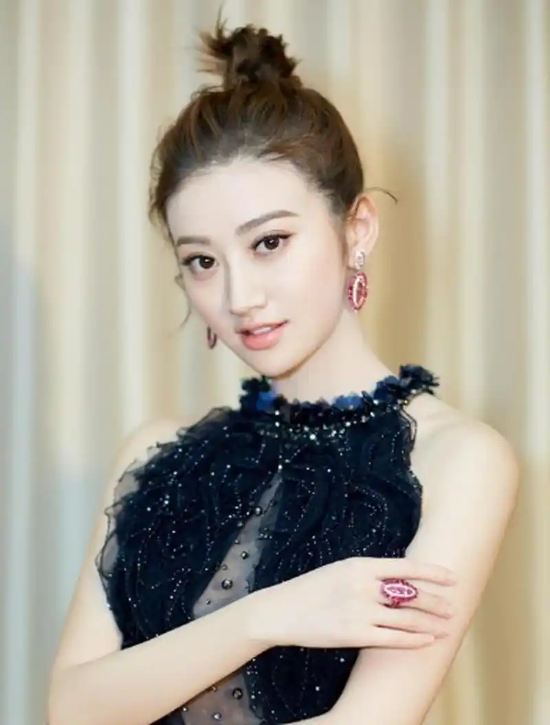 2004年,16岁的景甜坐上了车牌为9988的豪车,后来课也不上了,没多久