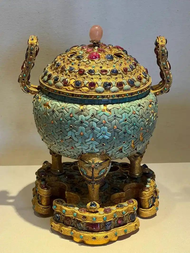 故宫博物院珍宝馆如果在线上没有抢到票的话,可以在现场购买门票的!