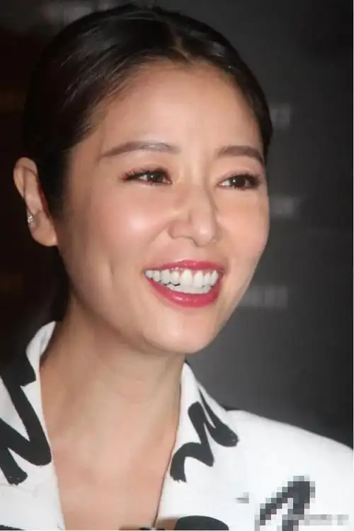 林心如穿帅气西装出席活动双下巴明显网友怀念之前的小虎牙