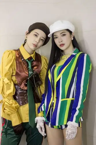 艾菲,李斯丹妮新歌首秀 霸气开唱展无畏前行态度